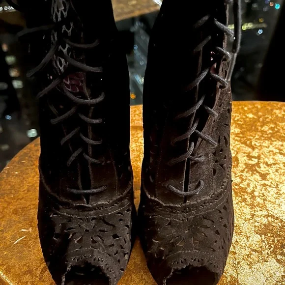 Valentino size 39 Brand New Lattice cut bootie in Black suede - Picture 6 of 6